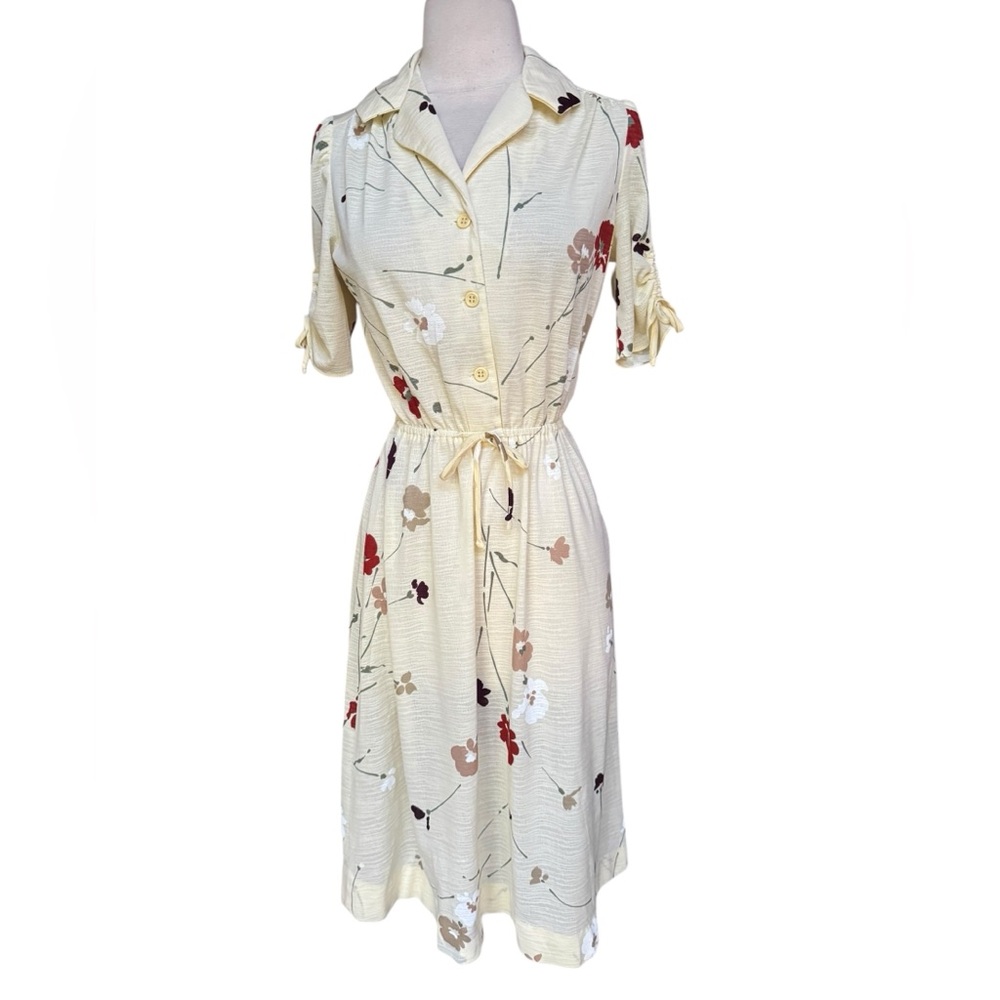 1960s Vicky Vaughn Pale Yellow Floral Collared Neckline, Button-Front, Day Dress